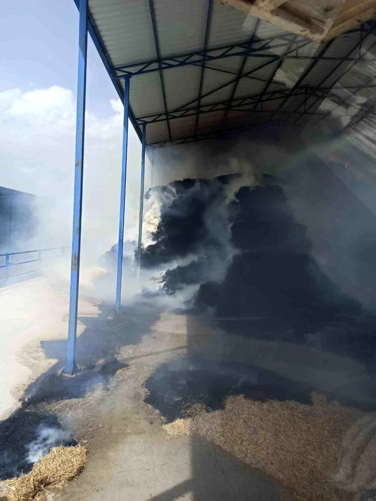 Konya Karapınar’da çiftlik yangınında saman balyaları zarar gördü