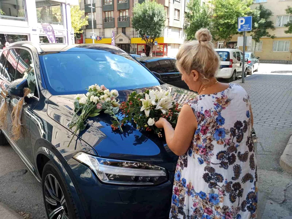 Erzincan’da düğün sezonunda çiçekçilerin ‘gelin arabası’ yoğunluğu